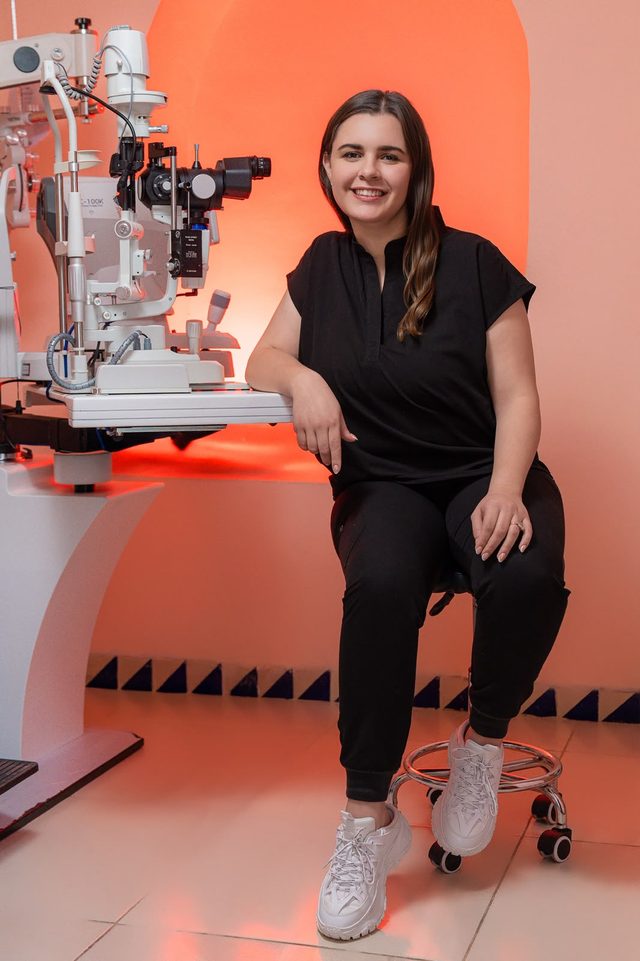 Dra. Laura Sáenz, oftalmóloga, en su consultorio junto a equipo de exploración ocular