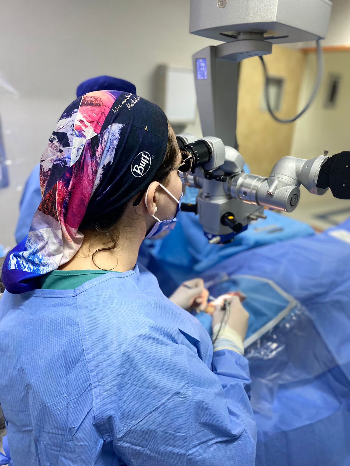 Dra. Laura Sáenz realizando una cirugía oftalmológica con microscopio quirúrgico
